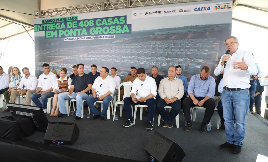 Ratinho Junior entrega 408 casas em Ponta Grossa