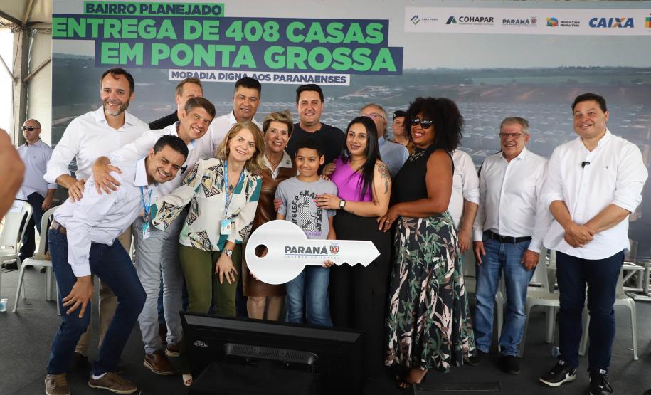 Ratinho Junior entrega 408 casas em Ponta Grossa