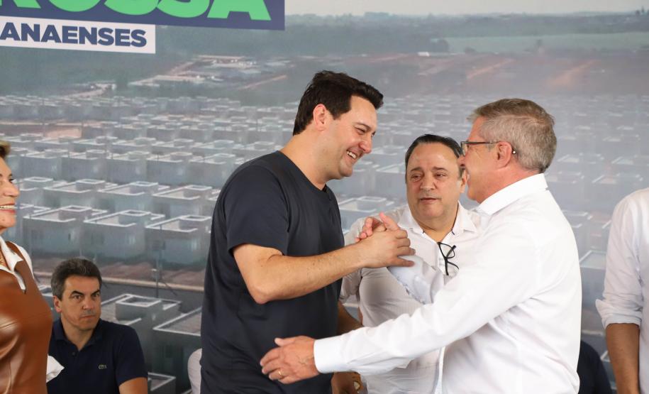 Ratinho Junior entrega 408 casas em Ponta Grossa