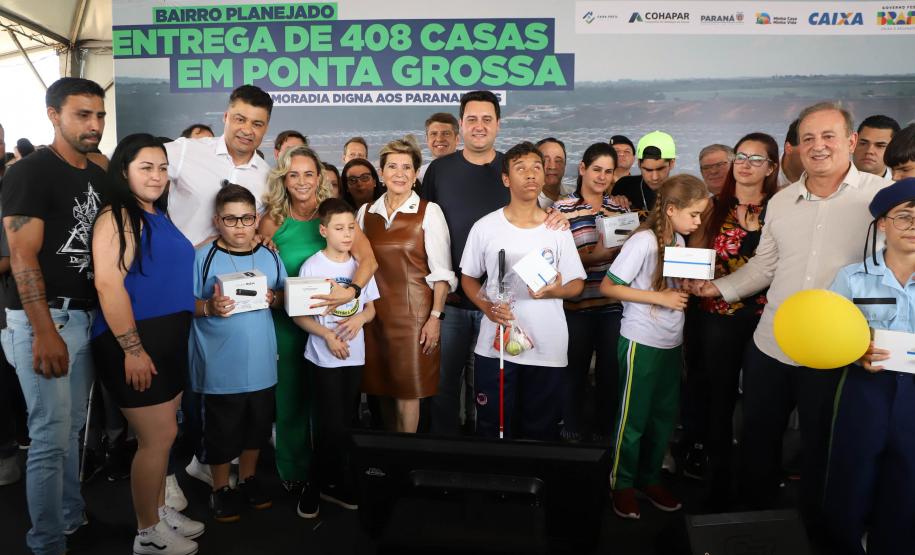 Ratinho Junior entrega 408 casas em Ponta Grossa