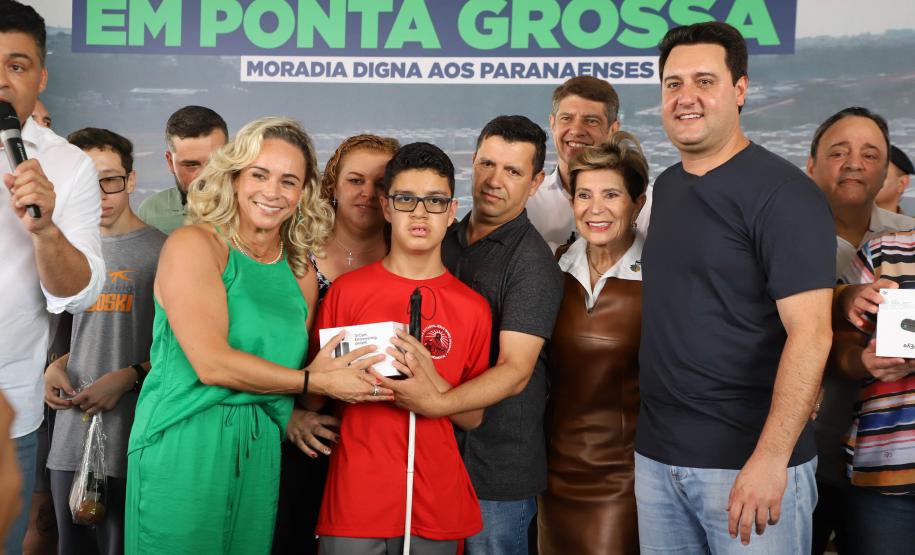 Ratinho Junior entrega 408 casas em Ponta Grossa