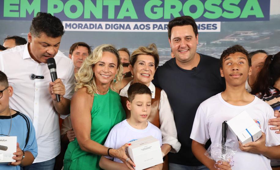 Ratinho Junior entrega 408 casas em Ponta Grossa