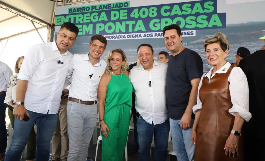 Ratinho Junior entrega 408 casas em Ponta Grossa