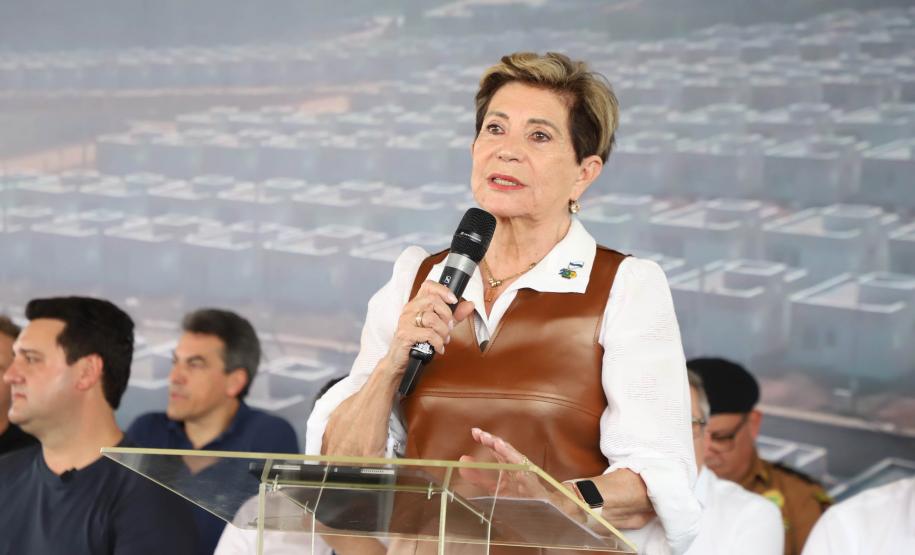 Ratinho Junior entrega 408 casas em Ponta Grossa