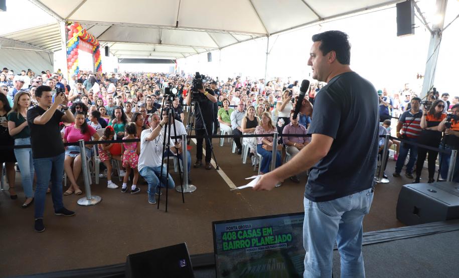 Ratinho Junior entrega 408 casas em Ponta Grossa