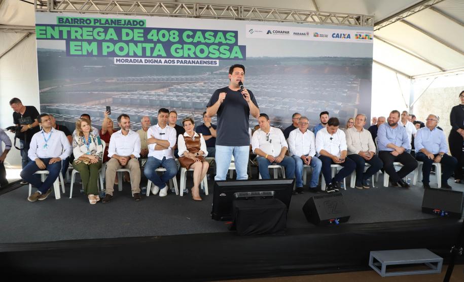 Ratinho Junior entrega 408 casas em Ponta Grossa