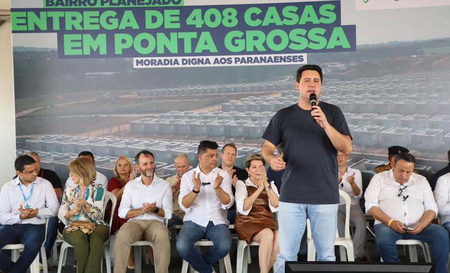 Ratinho Junior entrega 408 casas em Ponta Grossa