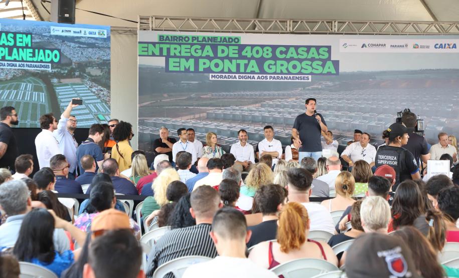 Ratinho Junior entrega 408 casas em Ponta Grossa