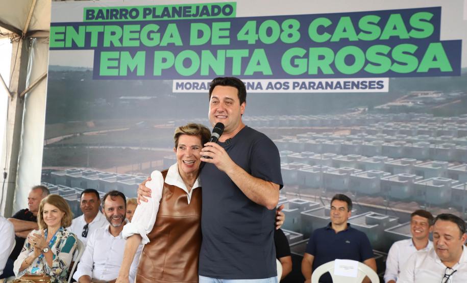 Ratinho Junior entrega 408 casas em Ponta Grossa