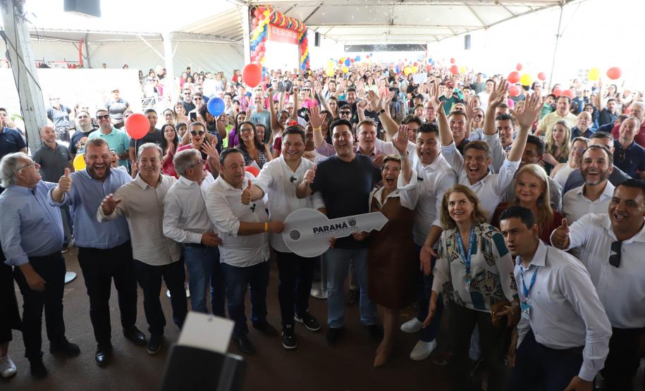 Ratinho Junior entrega 408 casas em Ponta Grossa