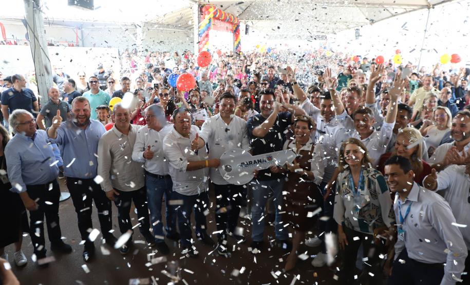 Ratinho Junior entrega 408 casas em Ponta Grossa