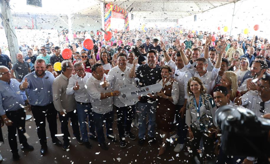 Ratinho Junior entrega 408 casas em Ponta Grossa