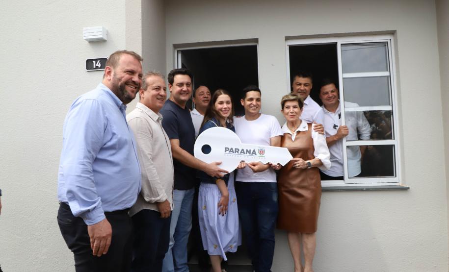 Ratinho Junior entrega 408 casas em Ponta Grossa