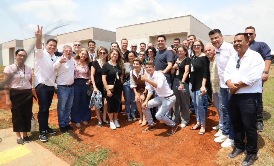 Ratinho Junior entrega 408 casas em Ponta Grossa