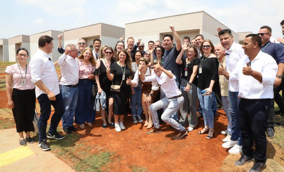 Ratinho Junior entrega 408 casas em Ponta Grossa