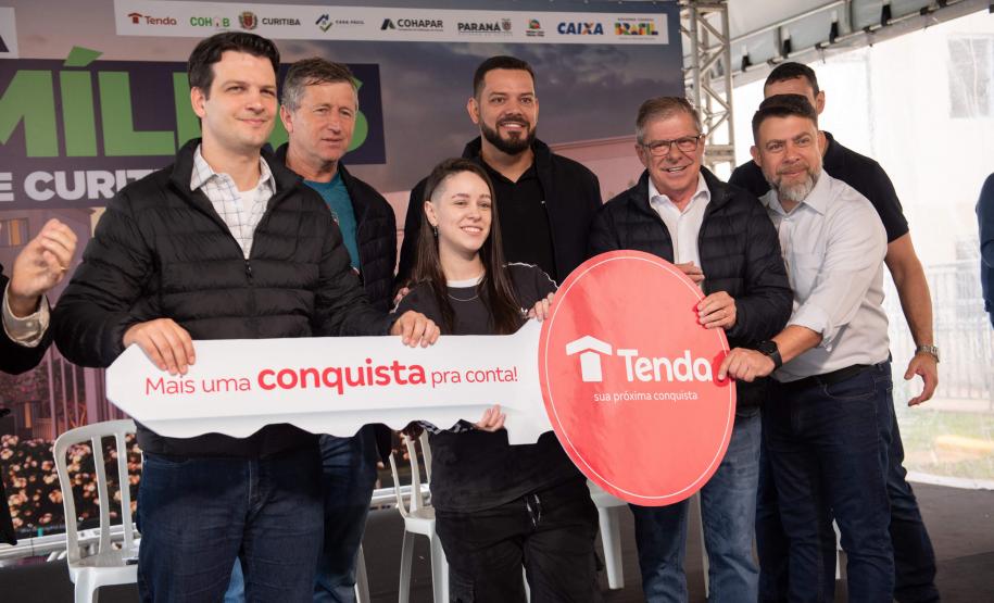 Com subsídios do Estado para entrada, 448 famílias recebem a casa própria em Curitiba