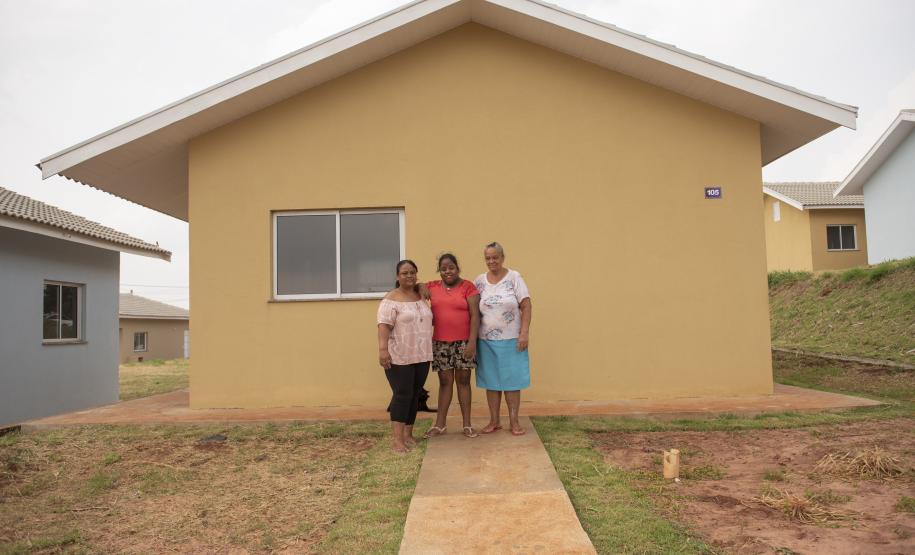 Famílias de Moreira Sales recebem as chaves da casa própria após subsídio do Estado