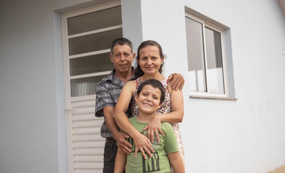 Famílias de Moreira Sales recebem as chaves da casa própria após subsídio do Estado