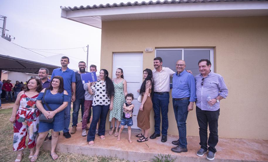 Famílias de Moreira Sales recebem as chaves da casa própria após subsídio do Estado