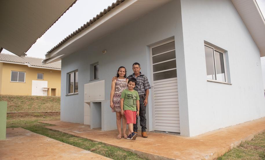 Famílias de Moreira Sales recebem as chaves da casa própria após subsídio do Estado
