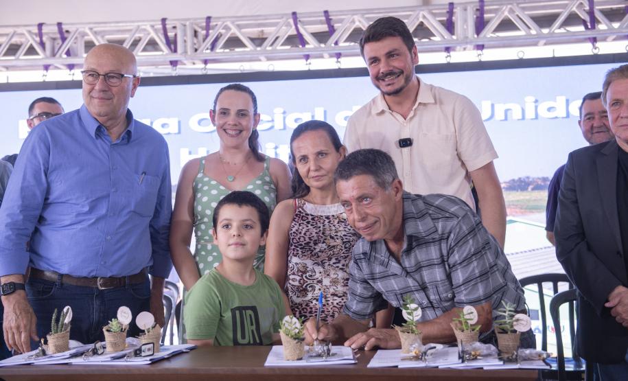 Famílias de Moreira Sales recebem as chaves da casa própria após subsídio do Estado