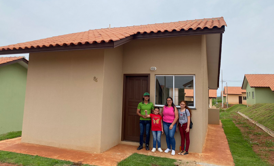 Famílias de Curiúva recebem as chaves da casa própria financiadas pelo Estado