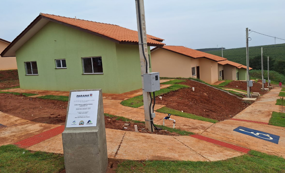 Famílias de Curiúva recebem as chaves da casa própria financiadas pelo Estado