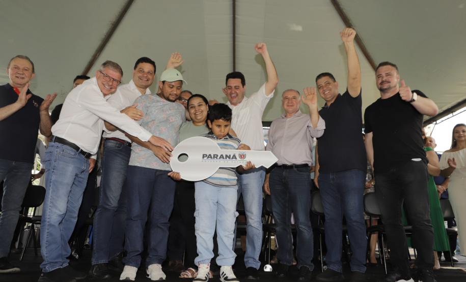 Governador entrega rede de esgoto, centro de convivência e moradias em Leópolis