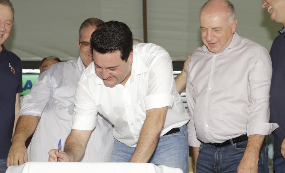 Governador entrega rede de esgoto, centro de convivência e moradias em Leópolis