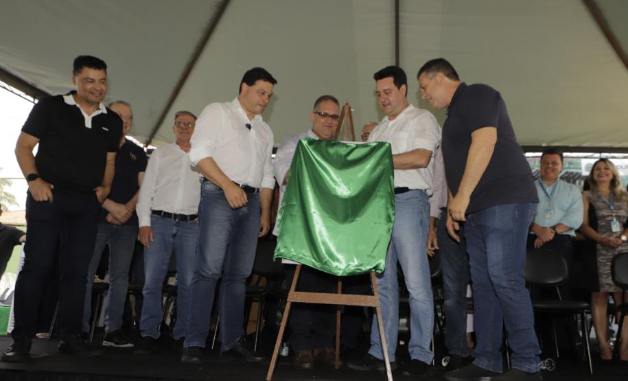 Governador entrega rede de esgoto, centro de convivência e moradias em Leópolis