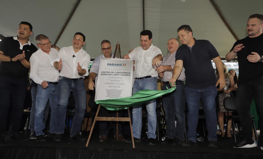 Governador entrega rede de esgoto, centro de convivência e moradias em Leópolis