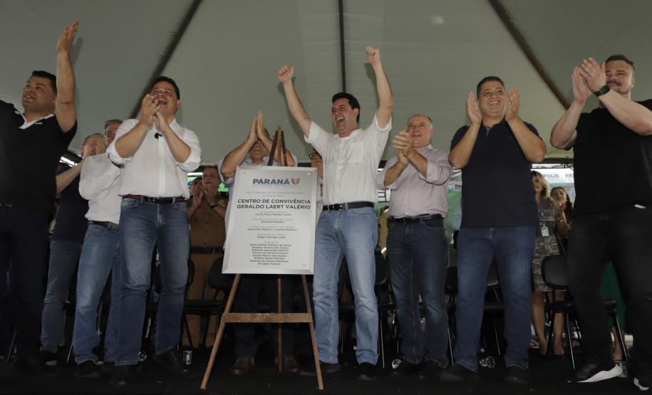 Governador entrega rede de esgoto, centro de convivência e moradias em Leópolis