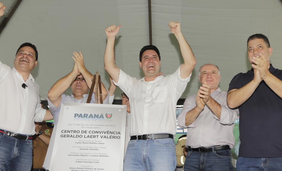 Governador entrega rede de esgoto, centro de convivência e moradias em Leópolis