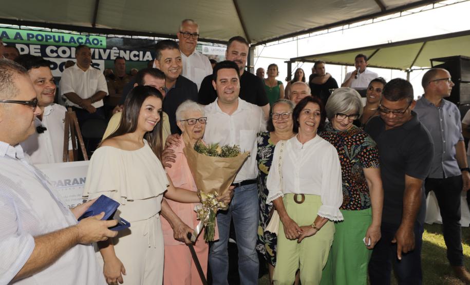 Governador entrega rede de esgoto, centro de convivência e moradias em Leópolis