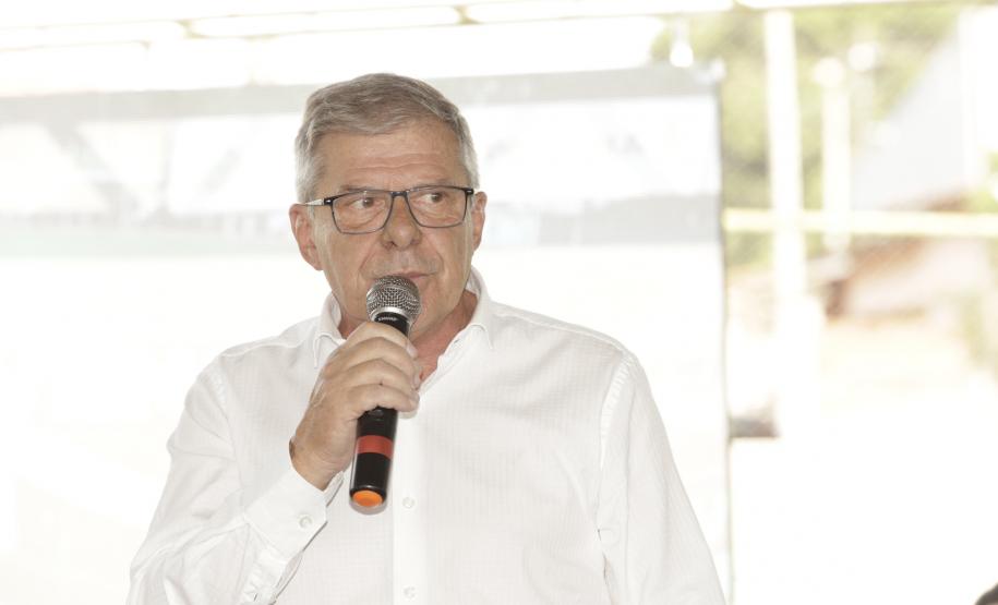 Governador entrega rede de esgoto, centro de convivência e moradias em Leópolis