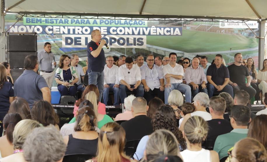 Governador entrega rede de esgoto, centro de convivência e moradias em Leópolis
