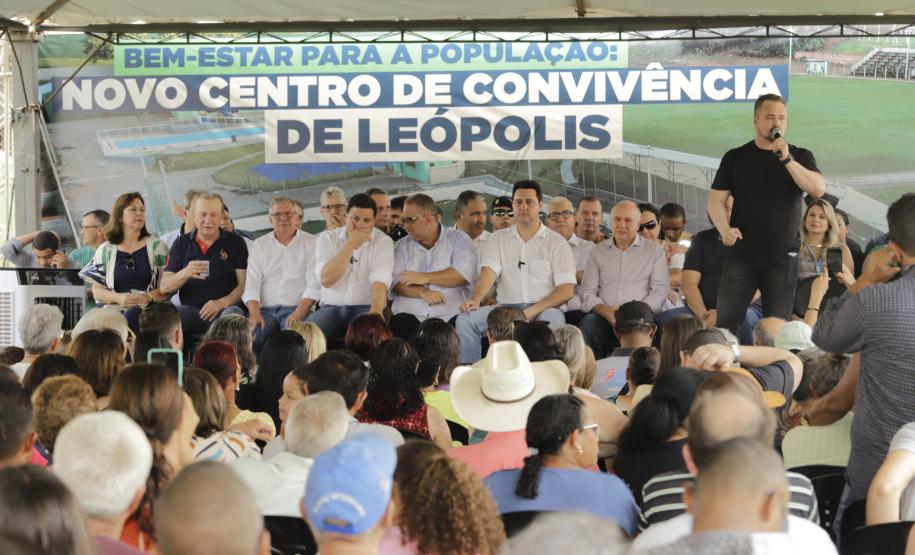 Governador entrega rede de esgoto, centro de convivência e moradias em Leópolis