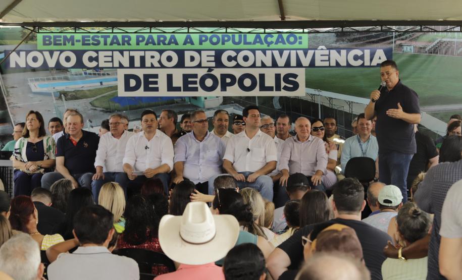 Governador entrega rede de esgoto, centro de convivência e moradias em Leópolis