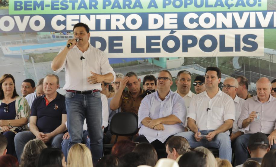 Governador entrega rede de esgoto, centro de convivência e moradias em Leópolis