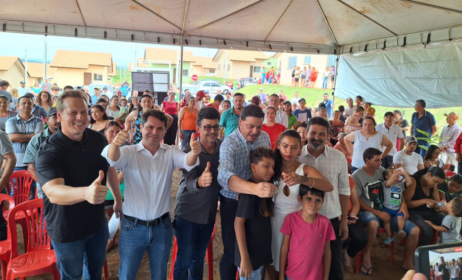 Famílias de Curiúva recebem as chaves da casa própria financiadas pelo Estado