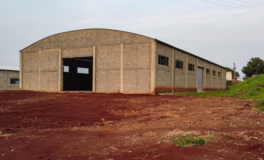 Governador entrega rede de esgoto, centro de convivência e moradias em Leópolis