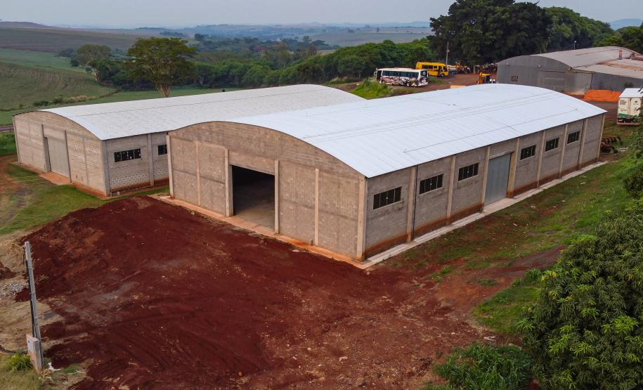 Governador entrega rede de esgoto, centro de convivência e moradias em Leópolis