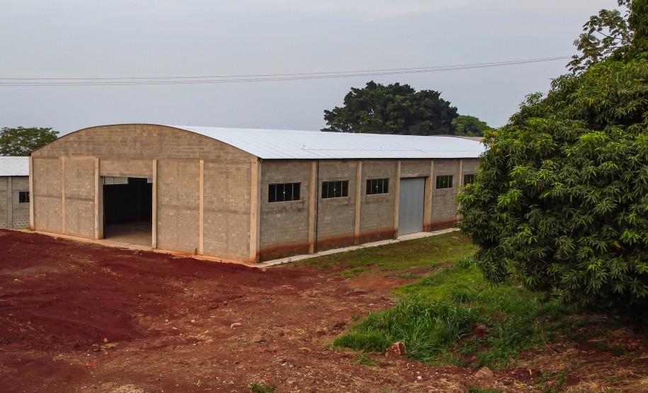 Governador entrega rede de esgoto, centro de convivência e moradias em Leópolis
