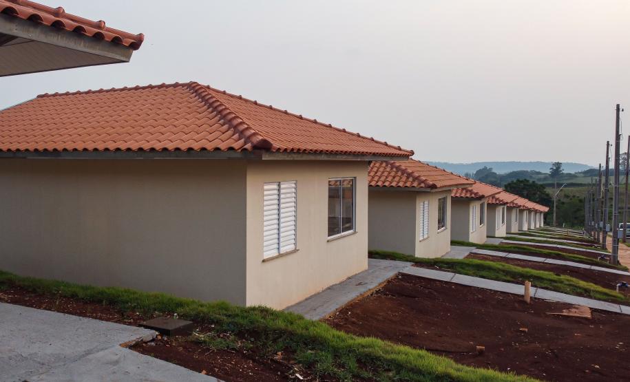 Governador entrega rede de esgoto, centro de convivência e moradias em Leópolis