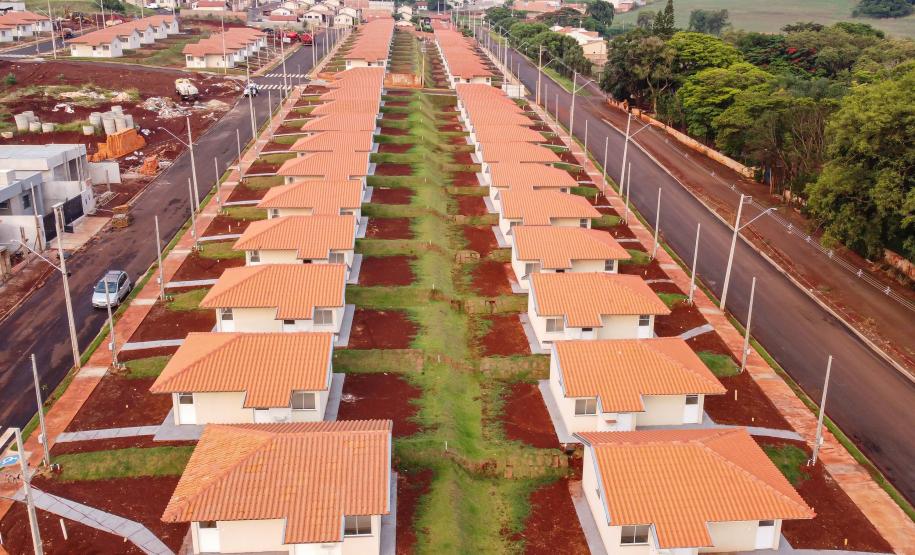 Governador entrega rede de esgoto, centro de convivência e moradias em Leópolis