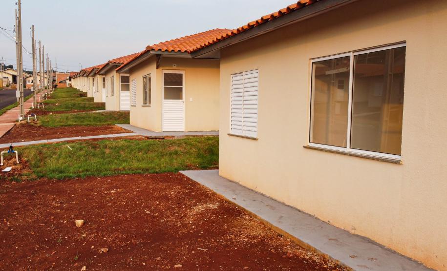 Governador entrega rede de esgoto, centro de convivência e moradias em Leópolis