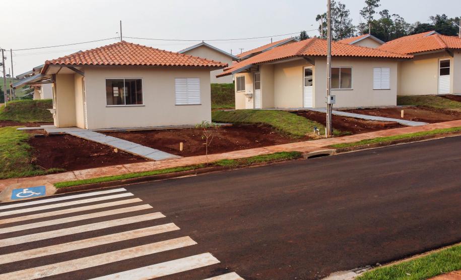 Governador entrega rede de esgoto, centro de convivência e moradias em Leópolis