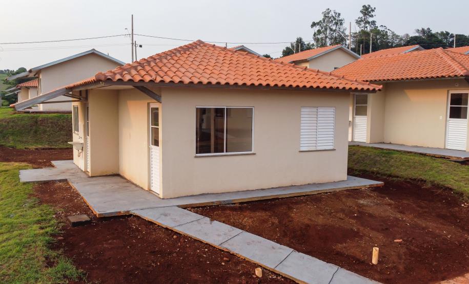 Governador entrega rede de esgoto, centro de convivência e moradias em Leópolis