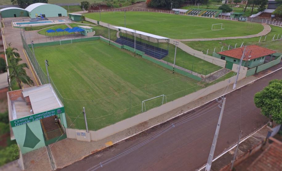 Governador entrega rede de esgoto, centro de convivência e moradias em Leópolis