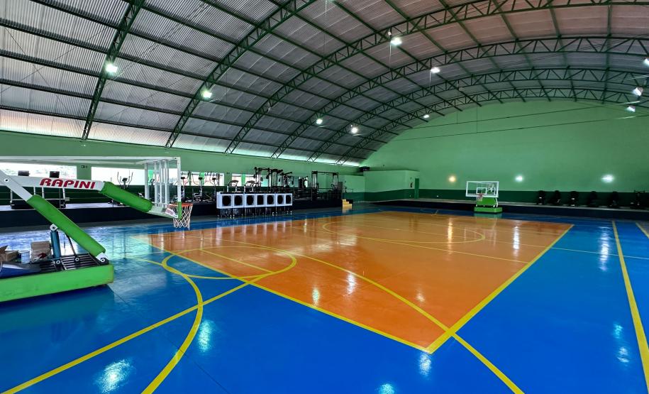 Governador entrega rede de esgoto, centro de convivência e moradias em Leópolis